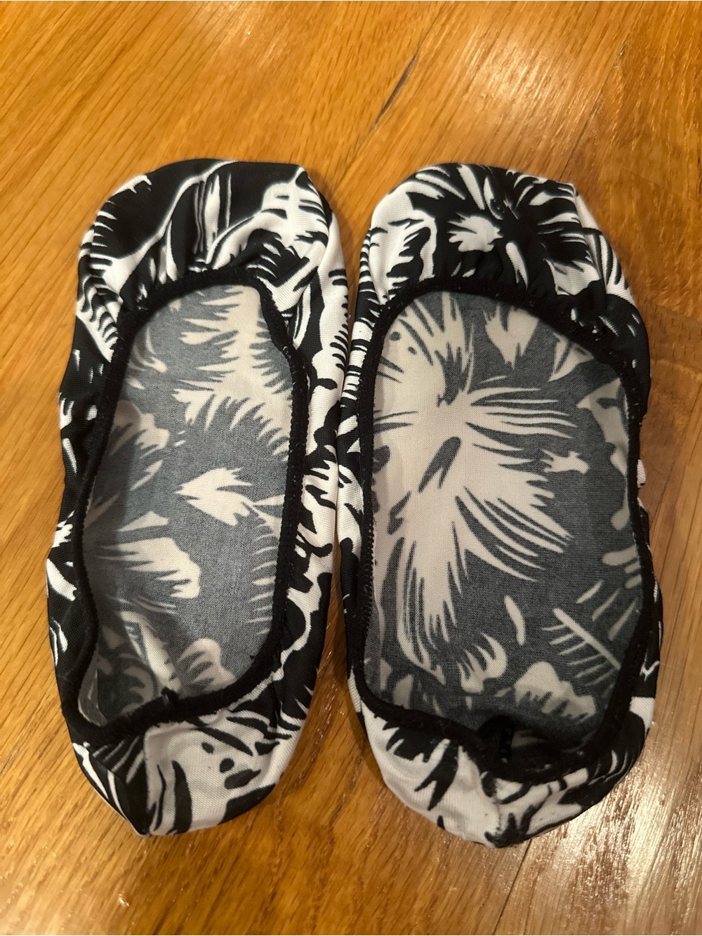 Women’s Black & White Floral Slip-On Dance Liners socks